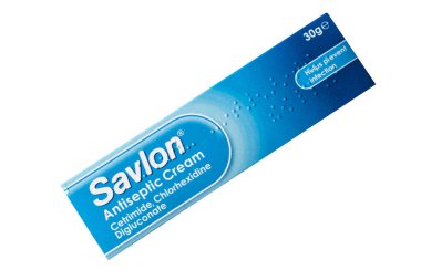 Londra İngiltere, 11 Haziran 2025, Küçük Kesikler ve Böcek Isırıkları İçin Savlon Antiseptik Kremi