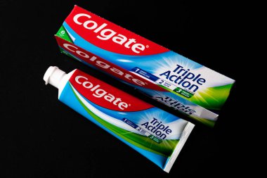 Londra İngiltere, 11 Haziran 2025, Oral Hijyen için Colgate Üçlü Diş macunu