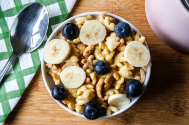 Londra İngiltere, 12 Haziran 2025, Bir kase orijinal pirinç gevreği İngiliz kahvaltısı içinde yaban mersini ve muzlu mısır gevreği