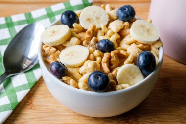 Londra İngiltere, 12 Haziran 2025, Bir kase orijinal pirinç gevreği İngiliz kahvaltısı içinde yaban mersini ve muzlu mısır gevreği