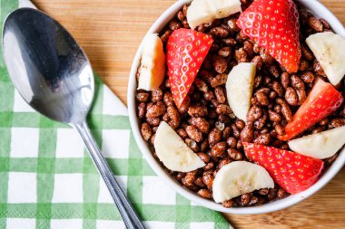Londra İngiltere, 12 Haziran 2025, Bir kase klasik İngiliz Favori Coco Pops Kahvaltı Gevreği Çilekli ve Muz Meyveli