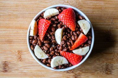Londra İngiltere, 12 Haziran 2025, Bir kase klasik İngiliz Favori Coco Pops Kahvaltı Gevreği Çilekli ve Muz Meyveli