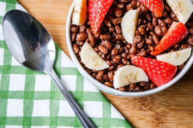Londra İngiltere, 12 Haziran 2025, Bir kase klasik İngiliz Favori Coco Pops Kahvaltı Gevreği Çilekli ve Muz Meyveli