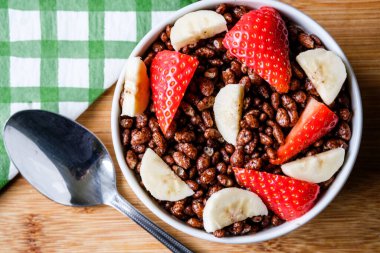 Londra İngiltere, 12 Haziran 2025, Bir kase klasik İngiliz Favori Coco Pops Kahvaltı Gevreği Çilekli ve Muz Meyveli