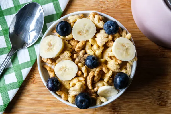 Londra İngiltere, 12 Haziran 2025, Bir kase orijinal pirinç gevreği İngiliz kahvaltısı içinde yaban mersini ve muzlu mısır gevreği