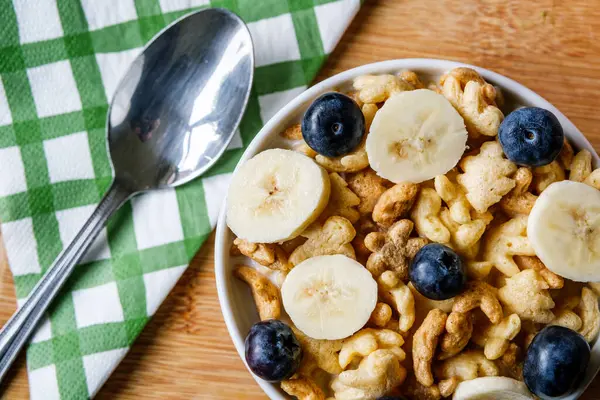 Londra İngiltere, 12 Haziran 2025, Bir kase orijinal pirinç gevreği İngiliz kahvaltısı içinde yaban mersini ve muzlu mısır gevreği