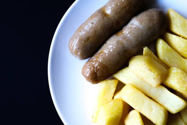 Londra İngiltere, 13 Haziran 2025, İki sosisli ve patates kızartması