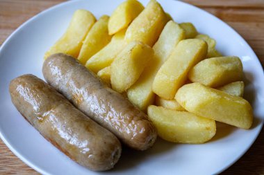 Londra İngiltere, 13 Haziran 2025, İki sosisli ve patates kızartması
