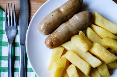 Londra İngiltere, 13 Haziran 2025, İki sosisli ve patates kızartması