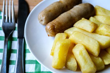 Londra İngiltere, 13 Haziran 2025, İki sosisli ve patates kızartması