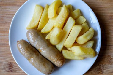 Londra İngiltere, 13 Haziran 2025, İki sosisli ve patates kızartması