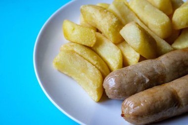 Londra İngiltere, 13 Haziran 2025, İki sosisli ve patates kızartması