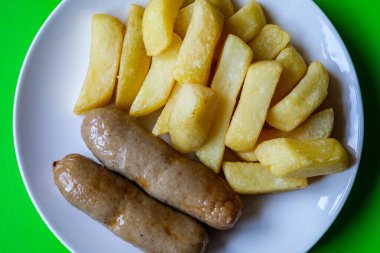 Londra İngiltere, 13 Haziran 2025, İki sosisli ve patates kızartması