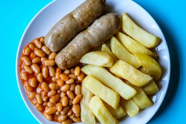 Londra İngiltere, 13 Haziran 2025, İngiliz favori domuz sosisi patates kızartması ve fırında fasulye sosu.