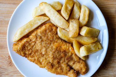 Londra İngiltere, 13 Haziran 2025, Tek Kişiye Klasik Balık ve Cips Yemeği