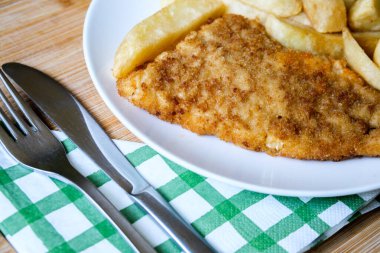 Londra İngiltere, 13 Haziran 2025, Tek Kişiye Klasik Balık ve Cips Yemeği