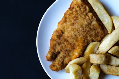 Londra İngiltere, 13 Haziran 2025, Tek Kişiye Klasik Balık ve Cips Yemeği