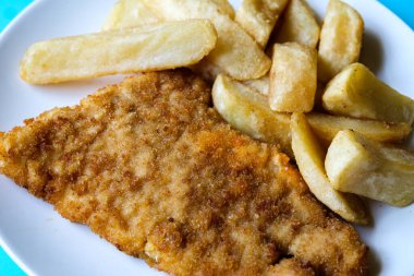 Londra İngiltere, 13 Haziran 2025, Tek Kişiye Klasik Balık ve Cips Yemeği