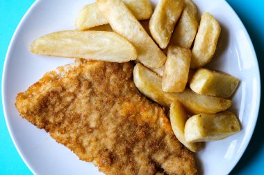 Londra İngiltere, 13 Haziran 2025, Tek Kişiye Klasik Balık ve Cips Yemeği