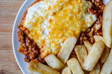 Londra İngiltere, 13 Haziran 2025, İtalyan usulü Biftek Lazanyası ve Chips