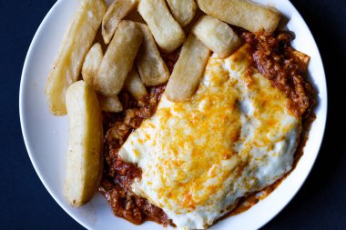 Londra İngiltere, 13 Haziran 2025, İtalyan usulü Biftek Lazanyası ve Chips