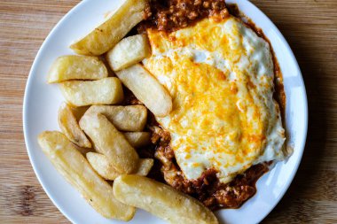 Londra İngiltere, 13 Haziran 2025, İtalyan usulü Biftek Lazanyası ve Chips