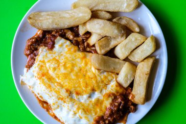 Londra İngiltere, 13 Haziran 2025, İtalyan usulü Biftek Lazanyası ve Chips