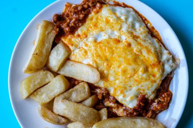 Londra İngiltere, 13 Haziran 2025, İtalyan usulü Biftek Lazanyası ve Chips