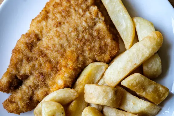 Londra İngiltere, 13 Haziran 2025, Tek Kişiye Klasik Balık ve Cips Yemeği