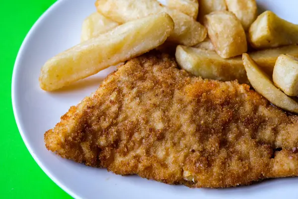 Londra İngiltere, 13 Haziran 2025, Tek Kişiye Klasik Balık ve Cips Yemeği