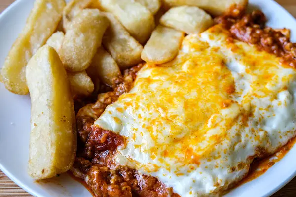 Londra İngiltere, 13 Haziran 2025, İtalyan usulü Biftek Lazanyası ve Chips