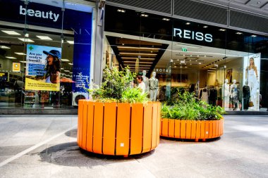 Victoria London UK, 17 Haziran 2025, Reiss Perakende Moda Mağazası Vitrinleri