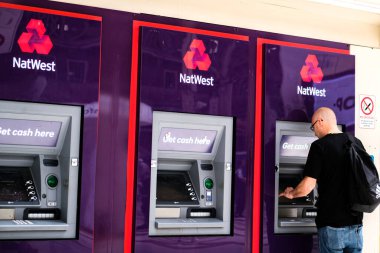 Victoria London UK, 17 Haziran 2025, Victoria İstasyonunda Doğal Batı Bankası ATM ATM Kullananlar