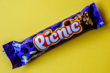 Londra İngiltere, 18 Haziran 2025, Bir Cadbury Klasik Çikolatalı Çikolata Pikniği Çikolatası Pakette