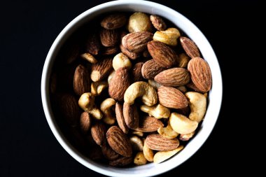 Londra İngiltere, 20 Haziran 2025, Karışık Doğal Sağlıklı Fındık Yığını