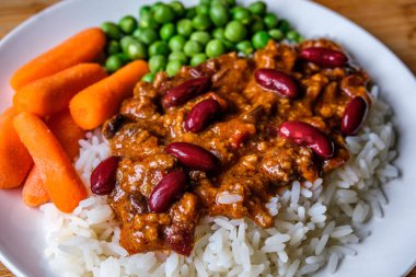 Londra İngiltere, 23 Haziran 2025, Meksika usulü havuçlu ve bezelyeli Chili Con Carne