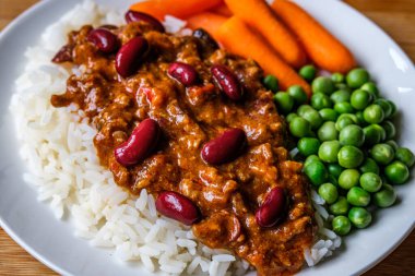 Londra İngiltere, 23 Haziran 2025, Meksika usulü havuçlu ve bezelyeli Chili Con Carne