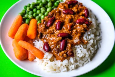 Londra İngiltere, 23 Haziran 2025, Meksika usulü havuçlu ve bezelyeli Chili Con Carne
