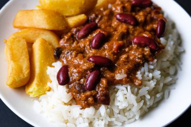Londra İngiltere, 23 Haziran 2025, Chuncy Fries ya da Chips ile Meksika Stlye Con Carne