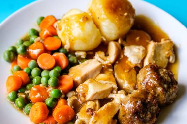 Londra İngiltere, 23 Haziran 2025, Geleneksel İngiliz Kızarmış Tavuk Pazar Yemeği Sebzelerle ve Doldurulmuş