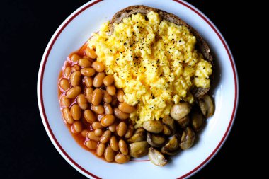 Londra 25 Haziran 2025, Çırpılmış Yumurta Kızarmış Mantar Fırında Fasulye ve Domates Sosu