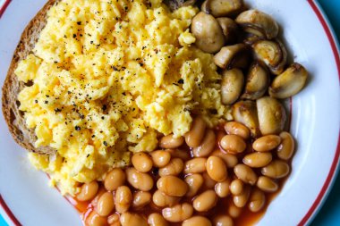 Londra 25 Haziran 2025, Çırpılmış Yumurta Kızarmış Mantar Fırında Fasulye ve Domates Sosu