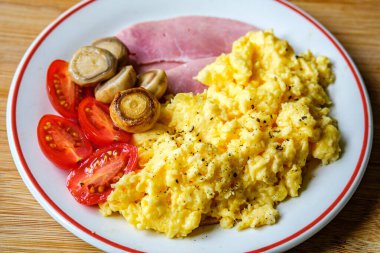 Londra 25 Haziran 2025, taze domatesli omlet kızartılmış mantar ve kızarmış jambon dilimleri