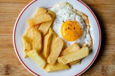 London UK 25 Haziran 2025, Yağda Yumurta Güneşi Kalın Kesikli Cips