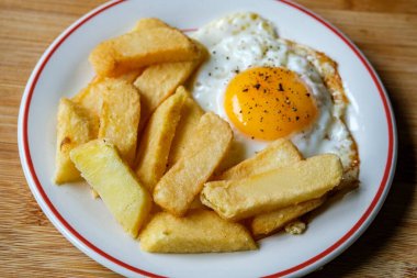 London UK 25 Haziran 2025, Yağda Yumurta Güneşi Kalın Kesikli Cips