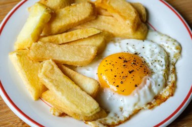 London UK 25 Haziran 2025, Yağda Yumurta Güneşi Kalın Kesikli Cips