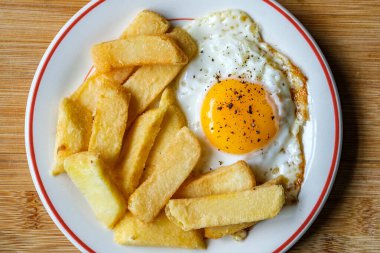 London UK 25 Haziran 2025, Yağda Yumurta Güneşi Kalın Kesikli Cips