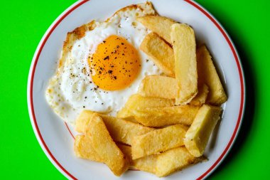 London UK 25 Haziran 2025, Yağda Yumurta Güneşi Kalın Kesikli Cips