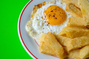 London UK 25 Haziran 2025, Yağda Yumurta Güneşi Kalın Kesikli Cips