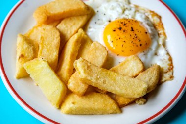 London UK 25 Haziran 2025, Yağda Yumurta Güneşi Kalın Kesikli Cips